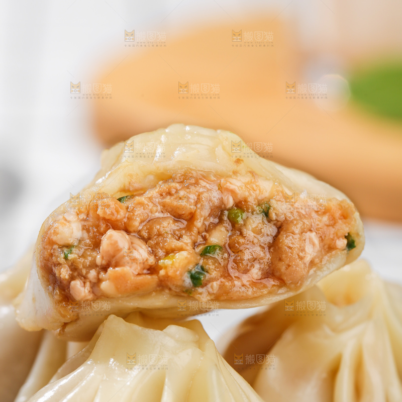 浅底上的薄皮小笼包