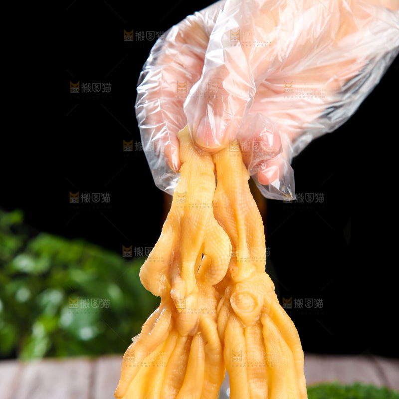 木底上的无骨鸭掌