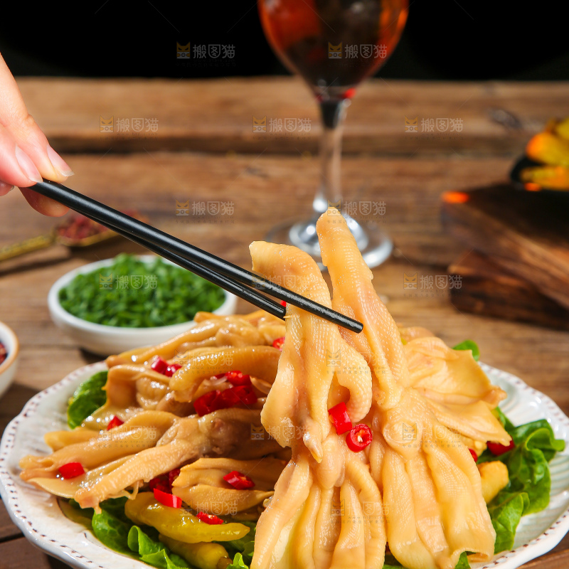 木底上的无骨鸭掌
