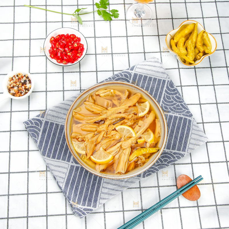 浅底上的无骨鸭掌