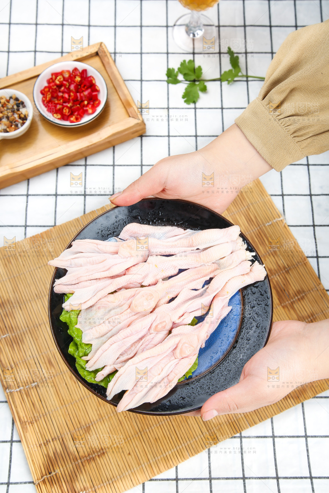盘子里的新鲜鸭掌