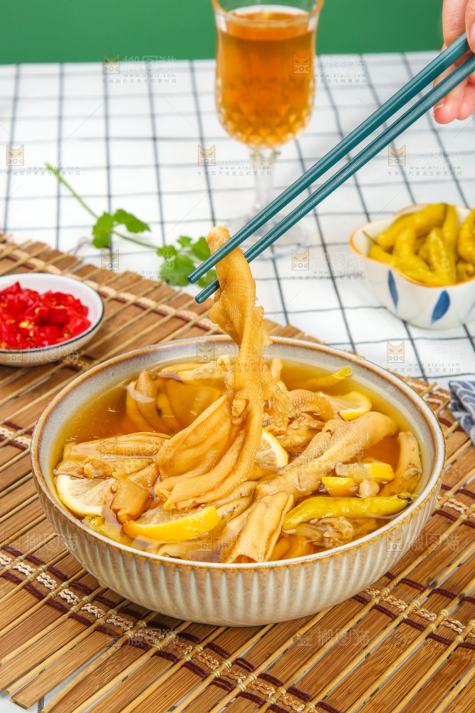 浅底上的无骨鸭掌