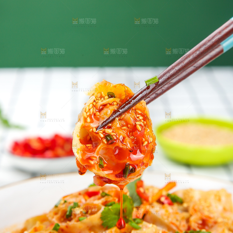 浅底上的凉拌面藕
