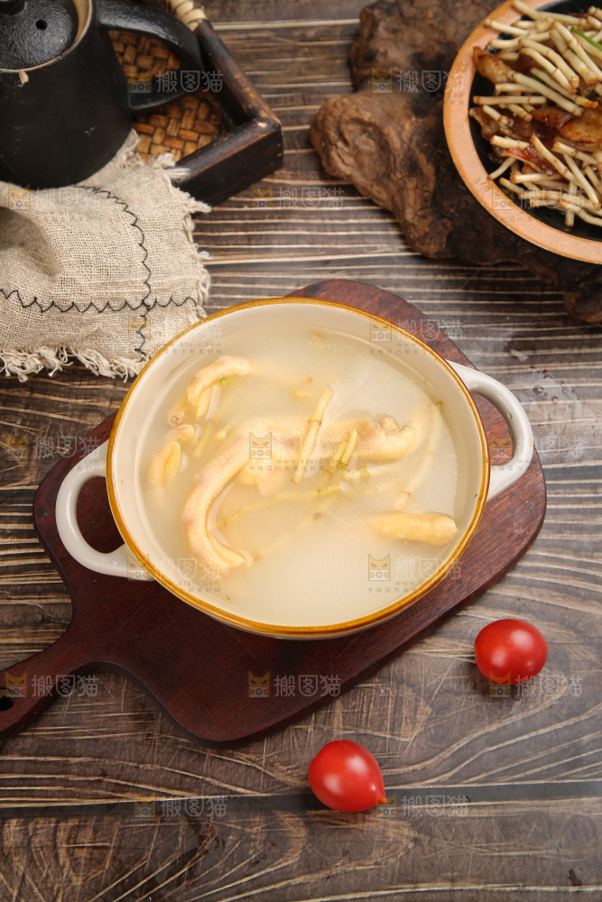 深底上的折耳根鸭掌汤