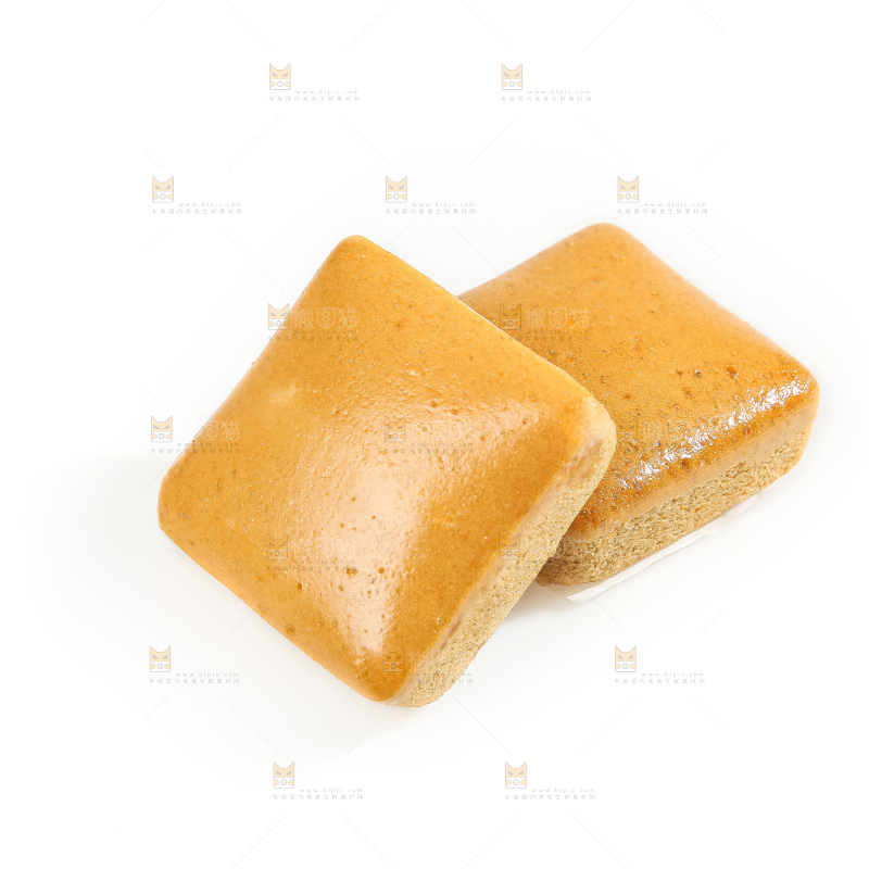 白底上的红糖蒸糕