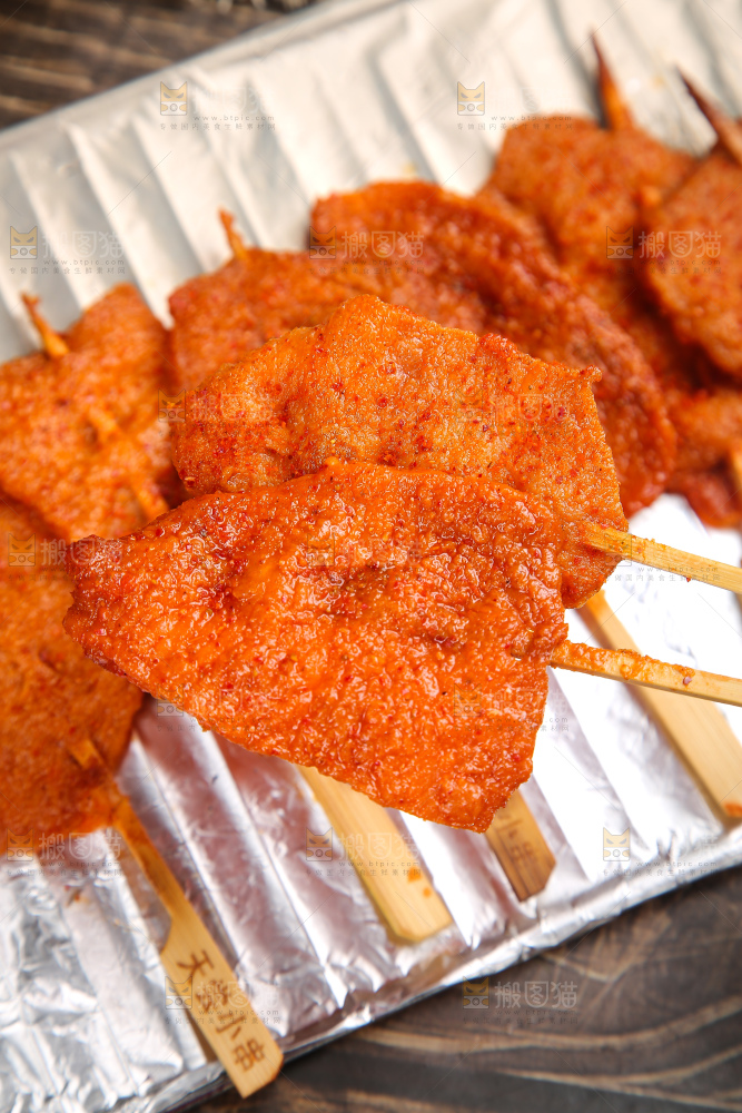 深底上的里脊肉串