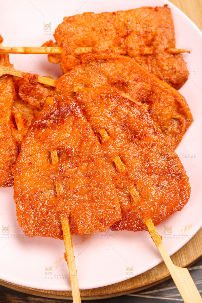 深底上的里脊肉串