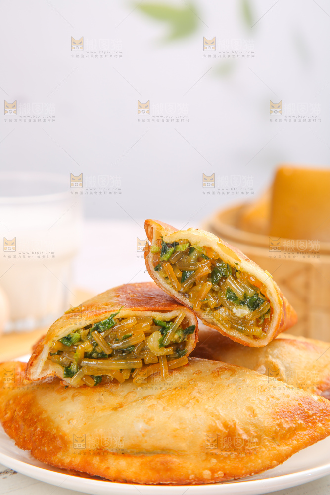 浅底上的脆皮菜饺