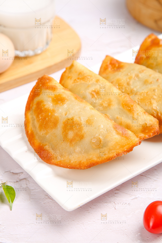浅底上的脆皮菜饺