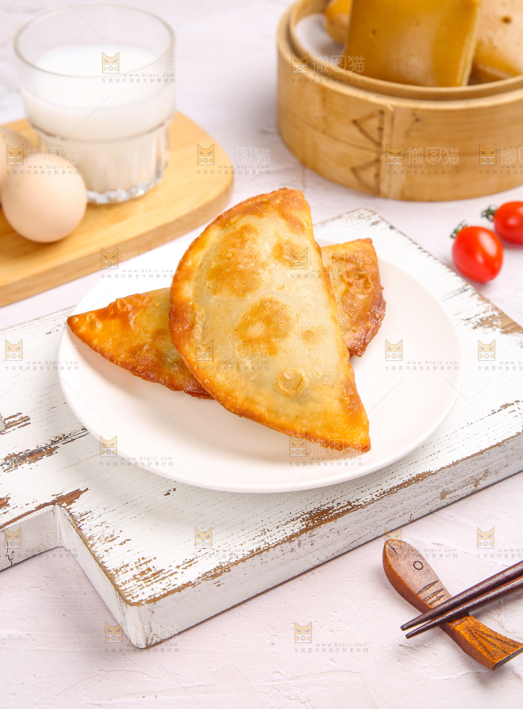 浅底上的脆皮菜饺