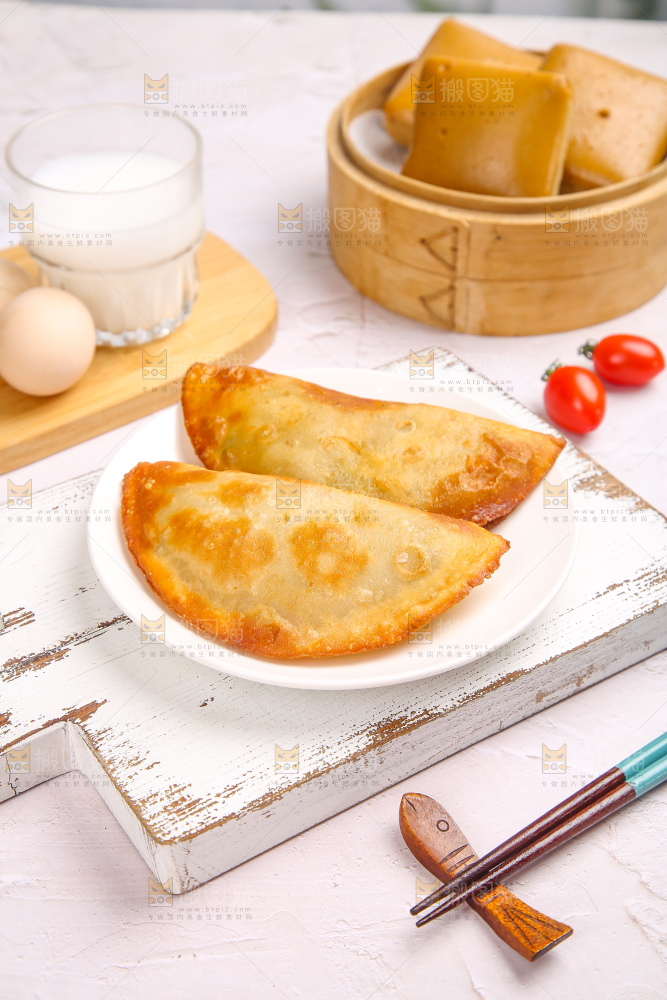 浅底上的脆皮菜饺