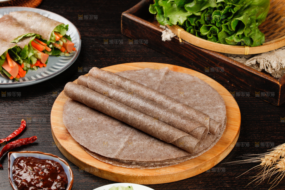深底上的黑全麦卷饼