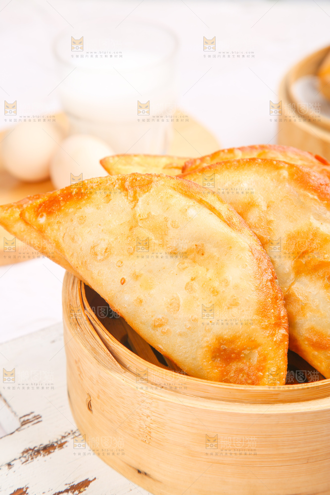 浅底上的脆皮菜饺
