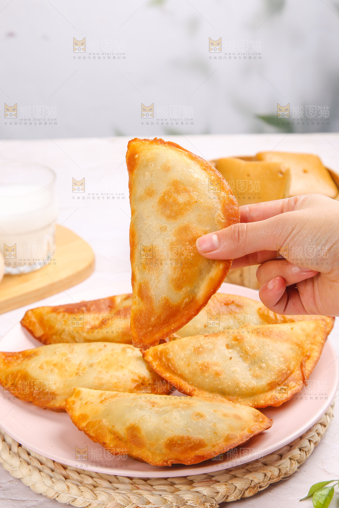 浅底上的脆皮菜饺