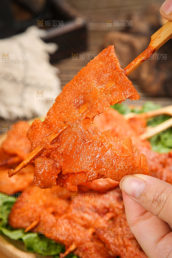 深底上的里脊肉串