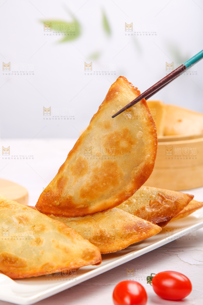 浅底上的脆皮菜饺