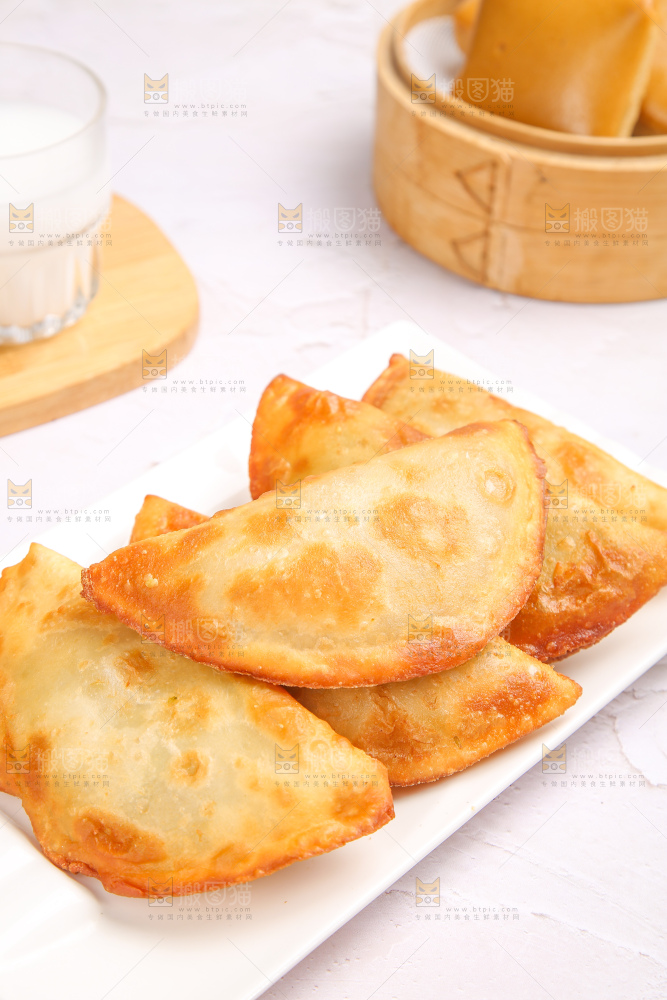 浅底上的脆皮菜饺