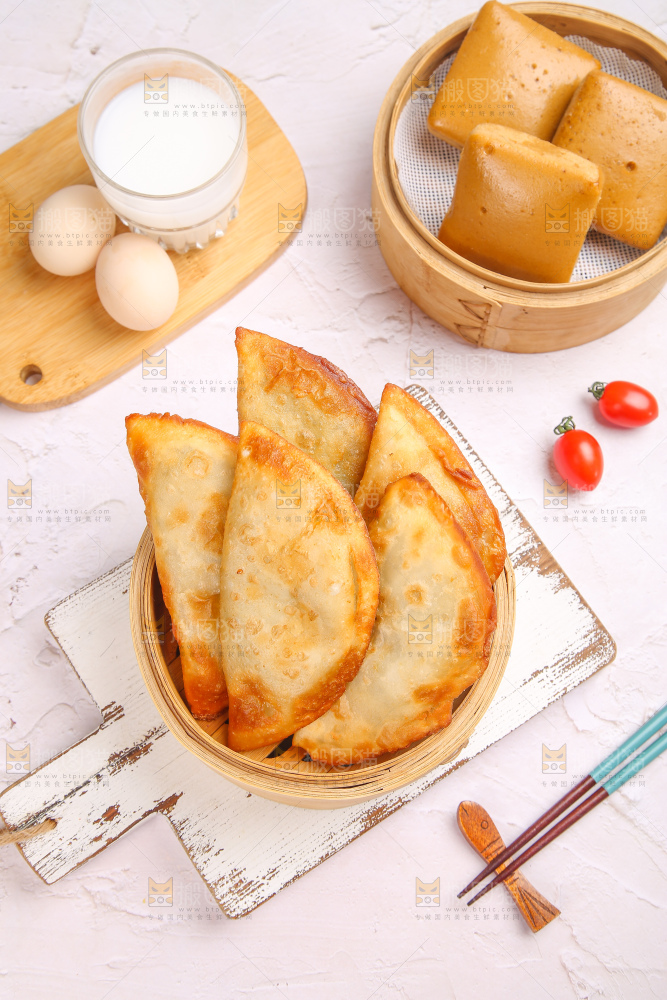 浅底上的脆皮菜饺
