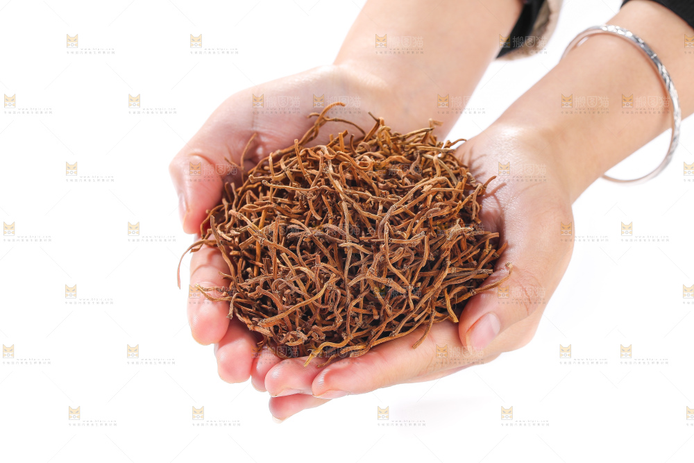 白底上的干折耳根