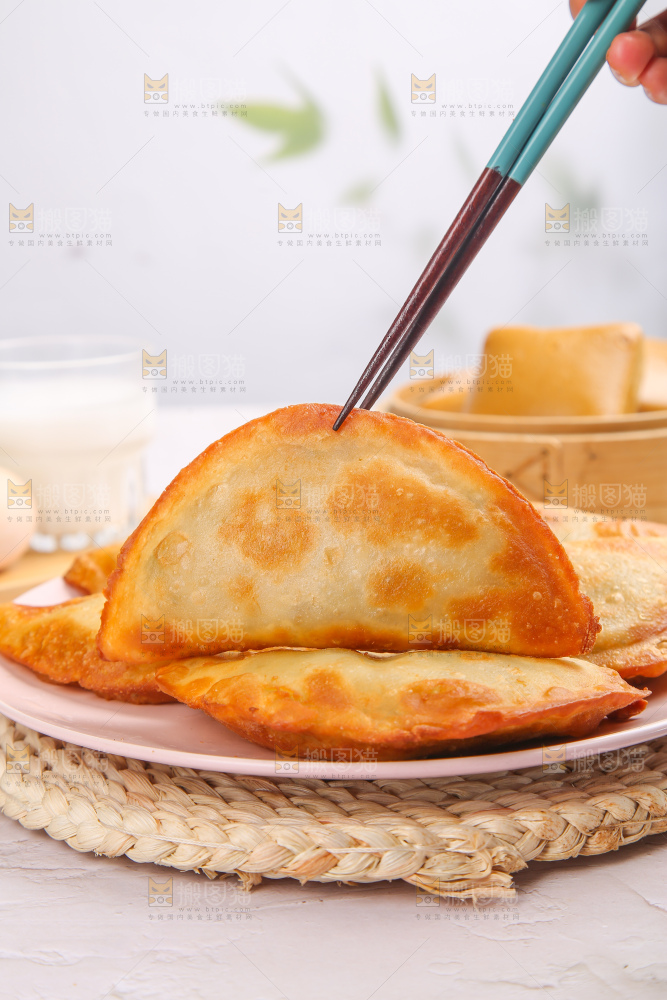 浅底上的脆皮菜饺