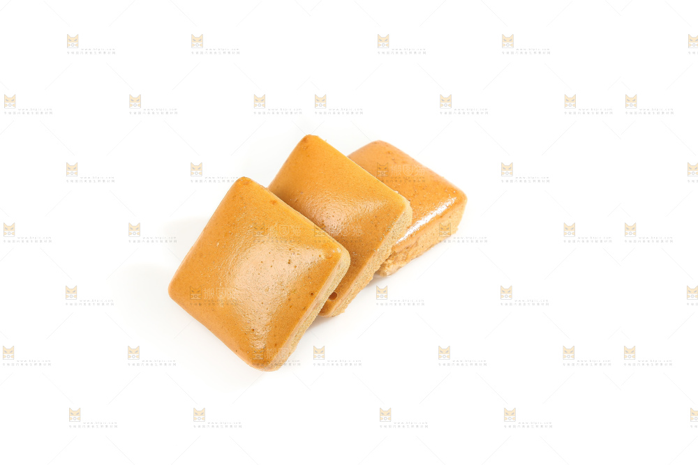 白底上的红糖蒸糕