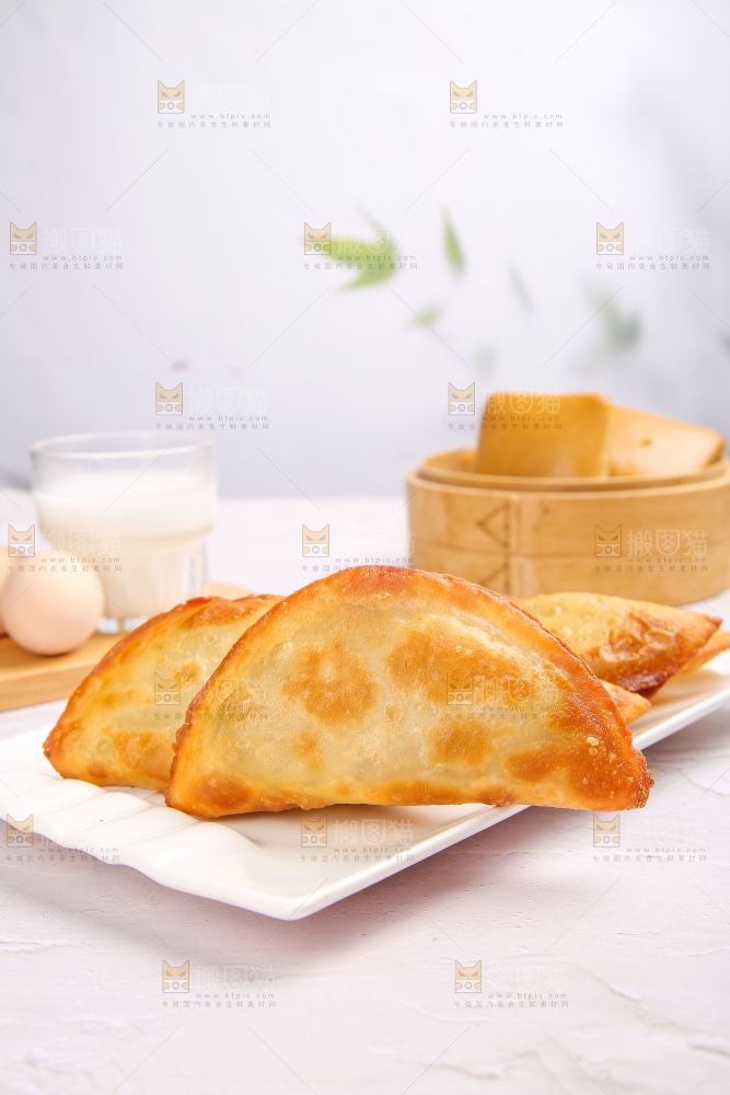浅底上的脆皮菜饺