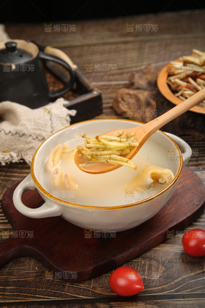 深底上的折耳根鸭掌汤