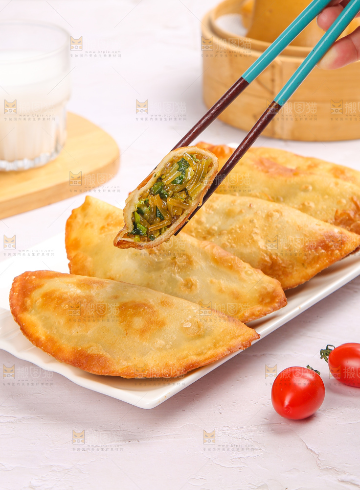 浅底上的脆皮菜饺