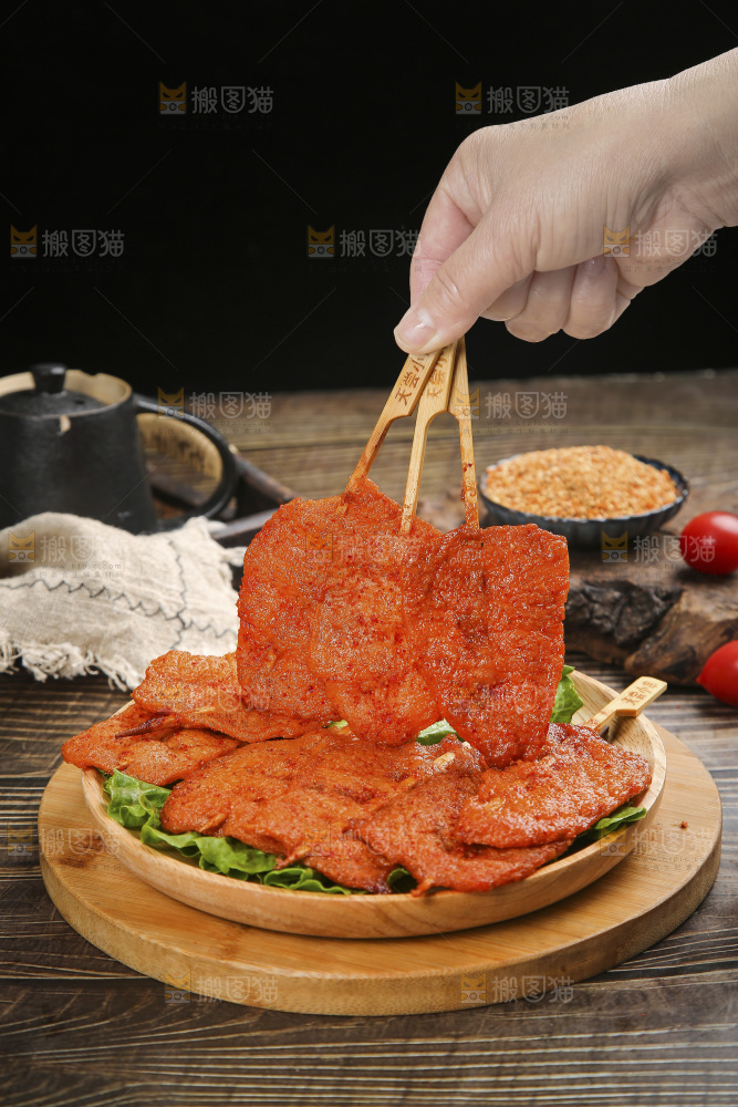 深底上的里脊肉串