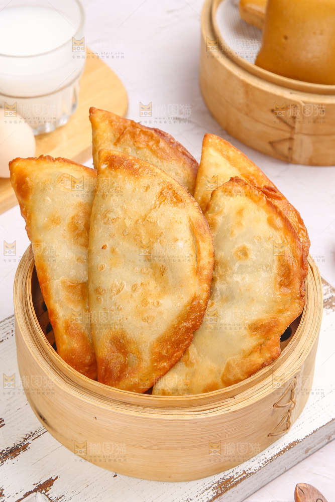 浅底上的脆皮菜饺