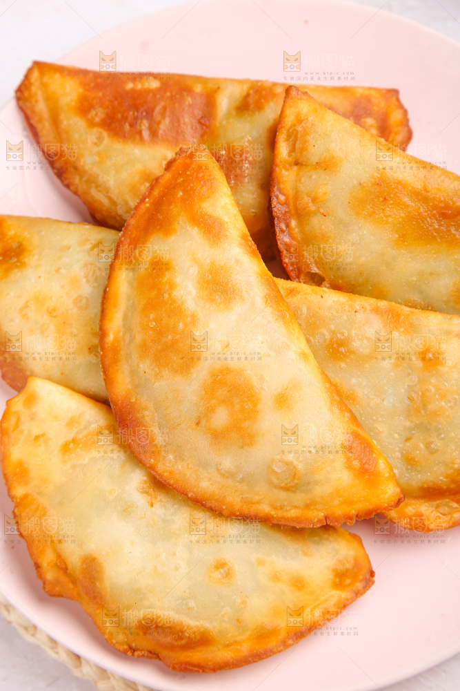 浅底上的脆皮菜饺