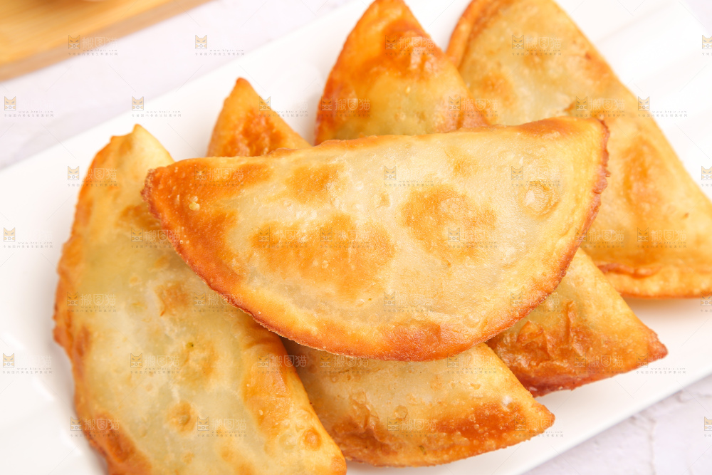 浅底上的脆皮菜饺