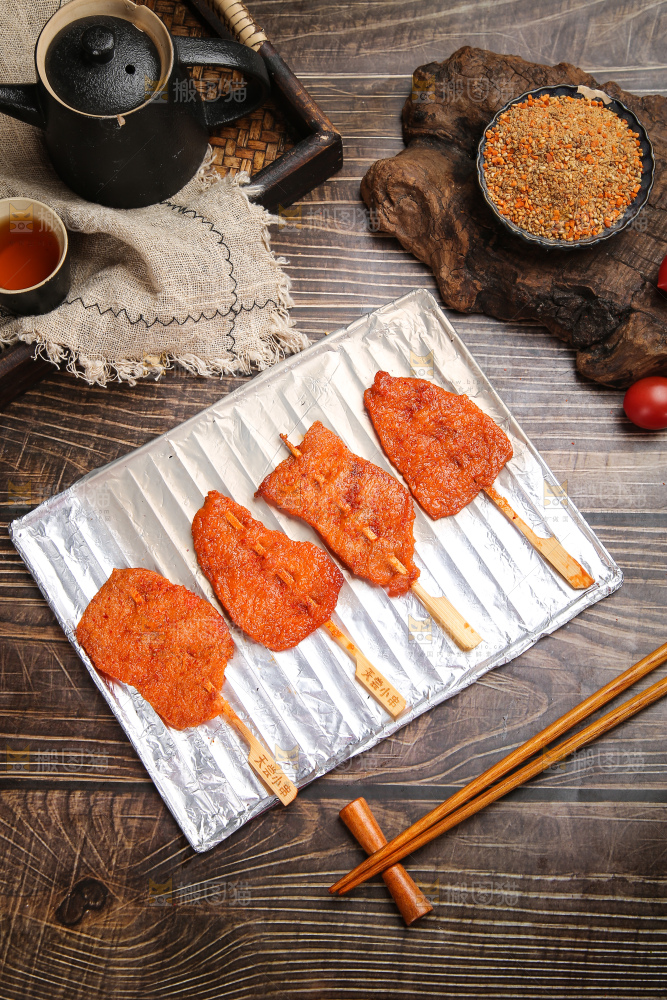 深底上的里脊肉串