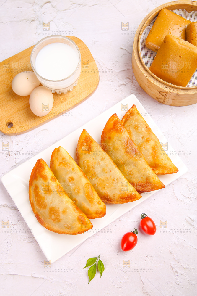 浅底上的脆皮菜饺