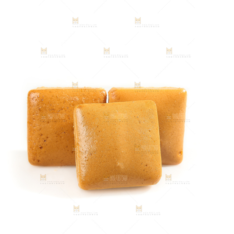 白底上的红糖蒸糕