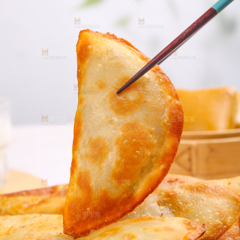 浅底上的脆皮菜饺
