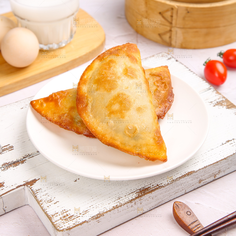 浅底上的脆皮菜饺