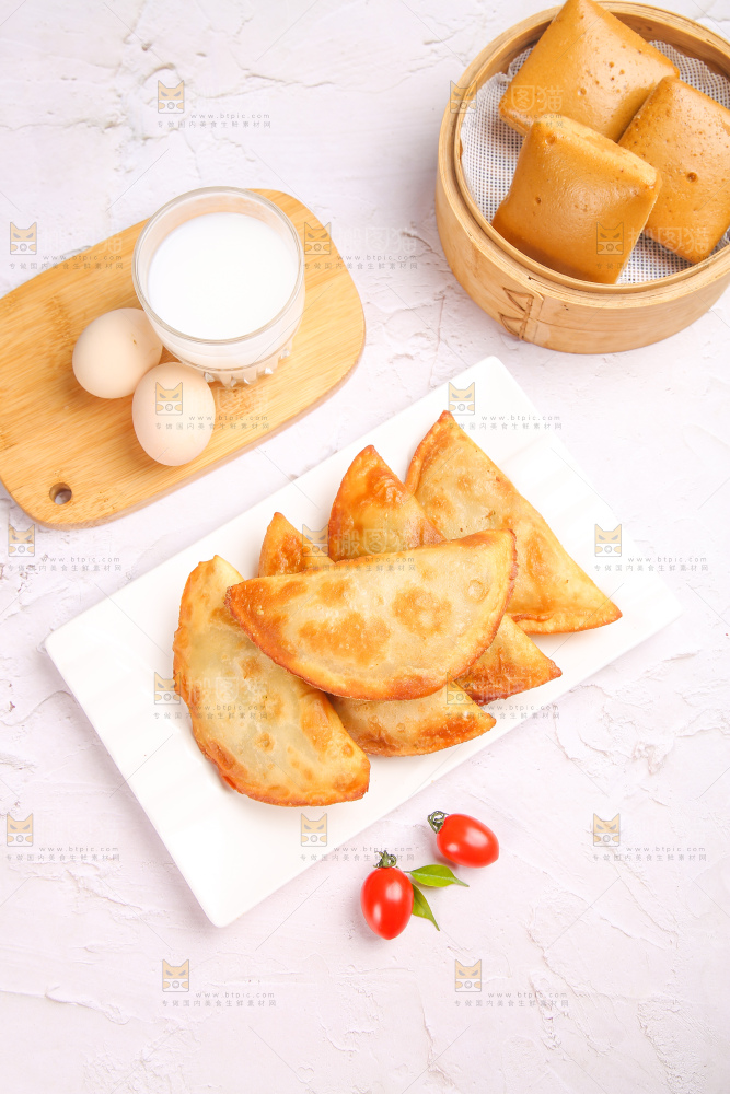 浅底上的脆皮菜饺