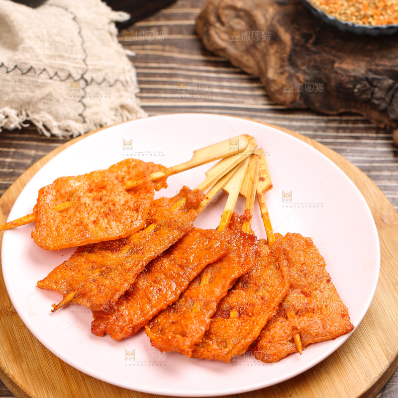 深底上的里脊肉串