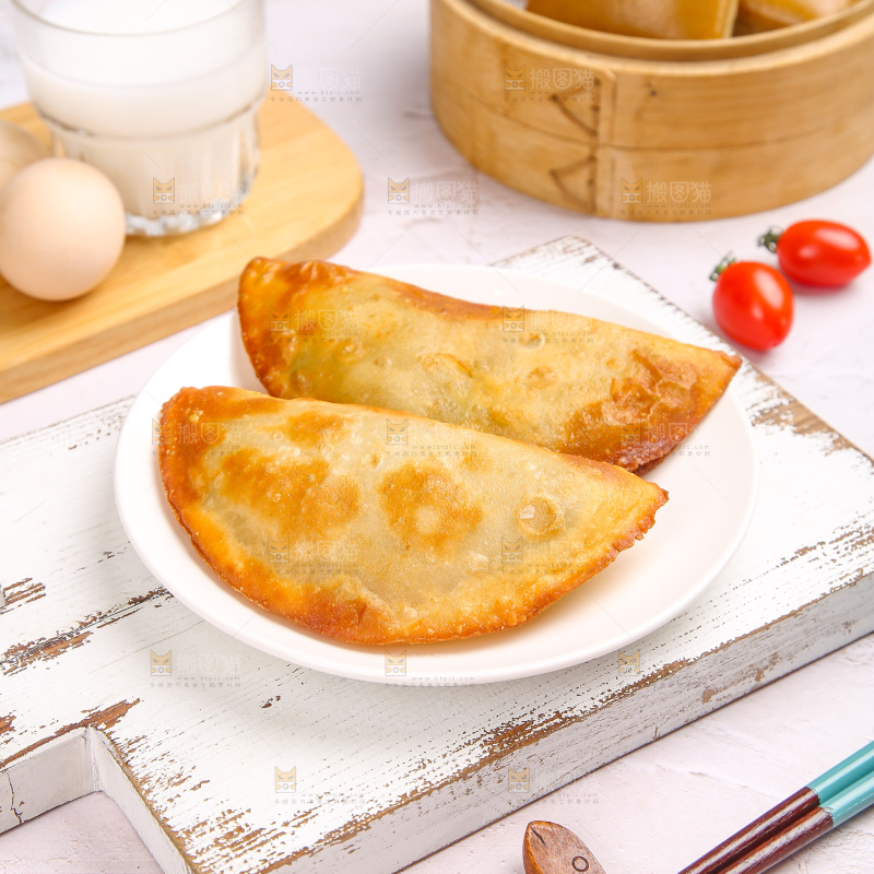 浅底上的脆皮菜饺