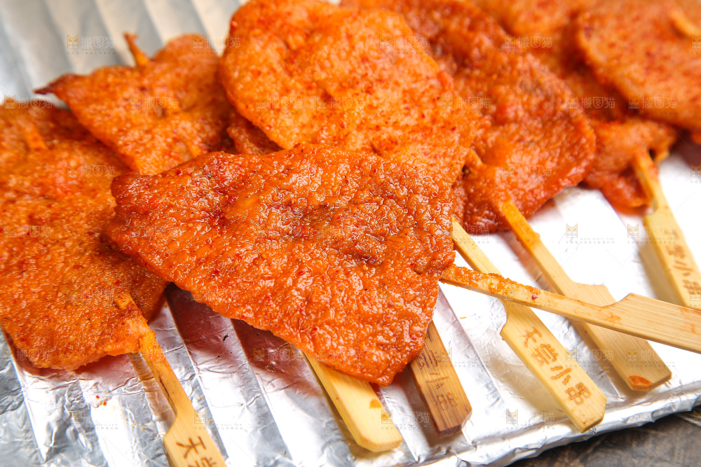 深底上的里脊肉串