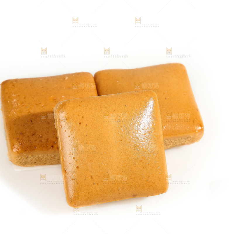 白底上的红糖蒸糕
