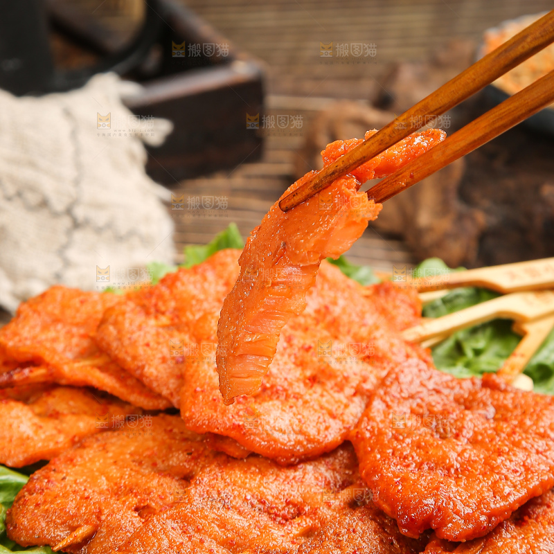 深底上的里脊肉串
