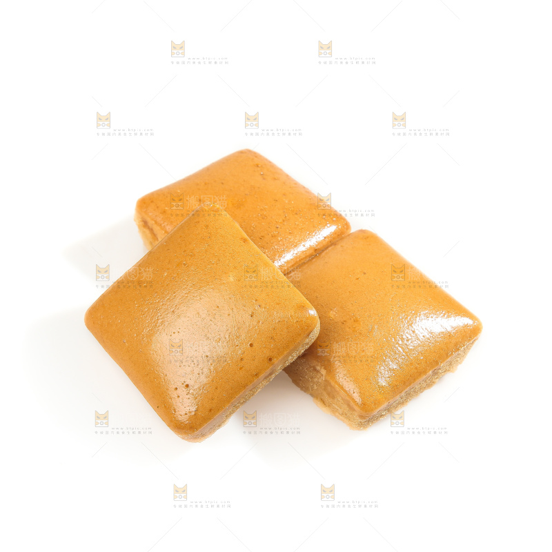白底上的红糖蒸糕
