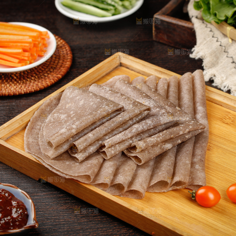 深底上的黑全麦卷饼