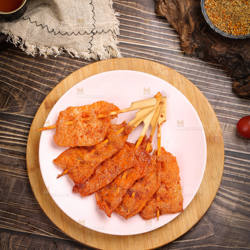 深底上的里脊肉串