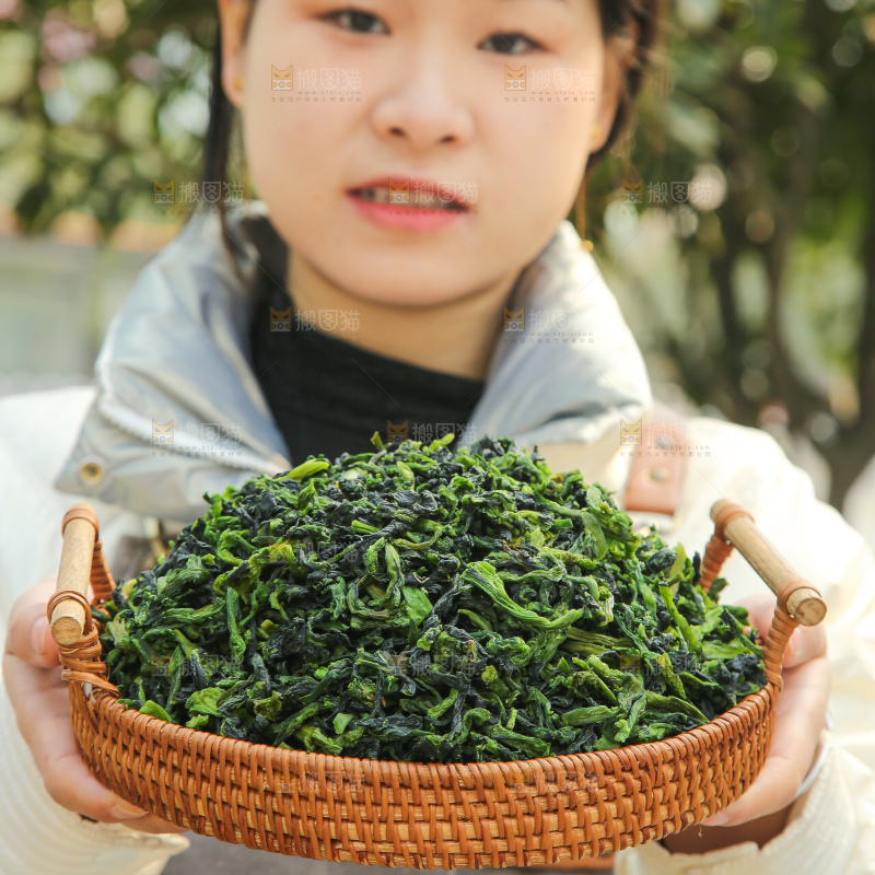 手里拿着青菜干