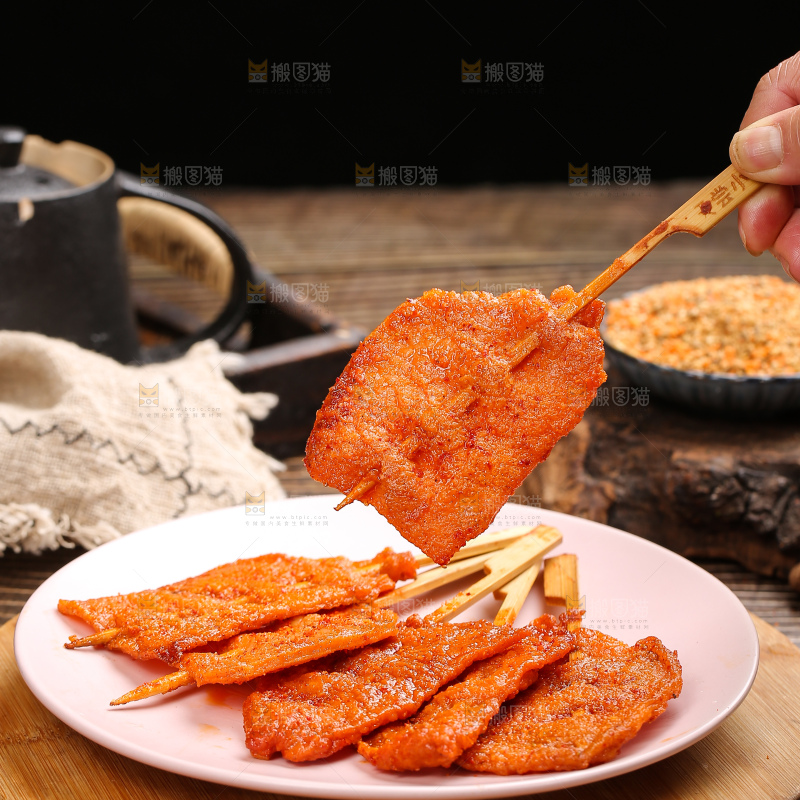 深底上的里脊肉串