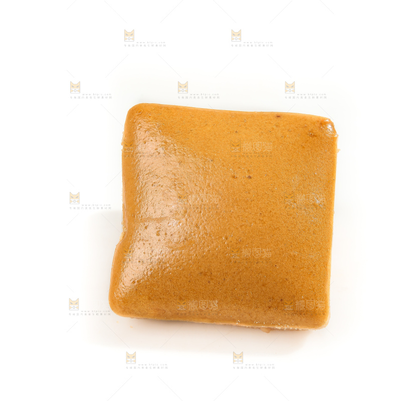 白底上的红糖蒸糕