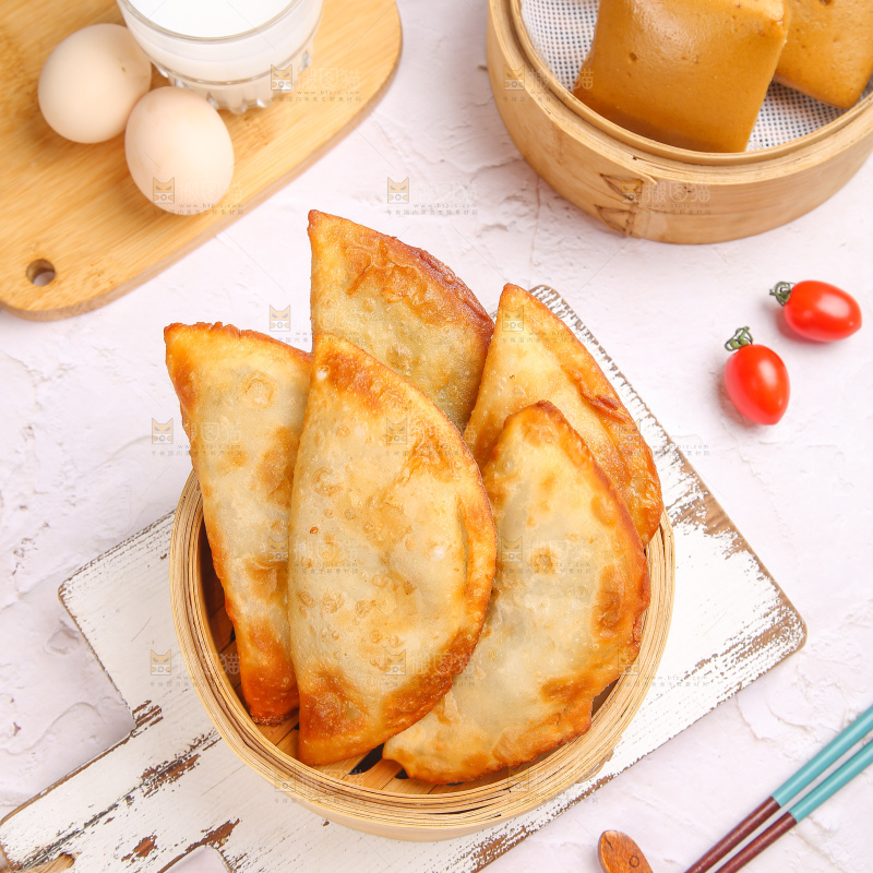 浅底上的脆皮菜饺